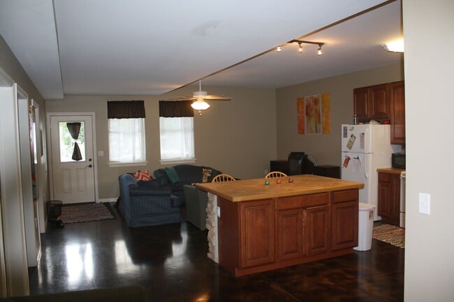 Building Photo - 4 Bedroom Luxury Apartments