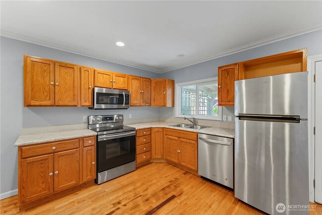 Building Photo - Stunning Newly Remodeled 3-Bed, 2-Bath Home in Great Location!