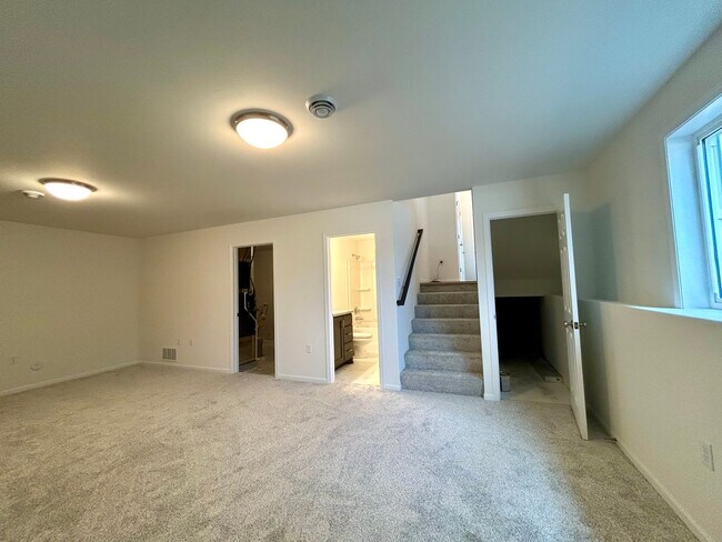 Building Photo - Spacious & Stylish 4-Bed Home with Modern Finishes and Attached 2-Stall Garage