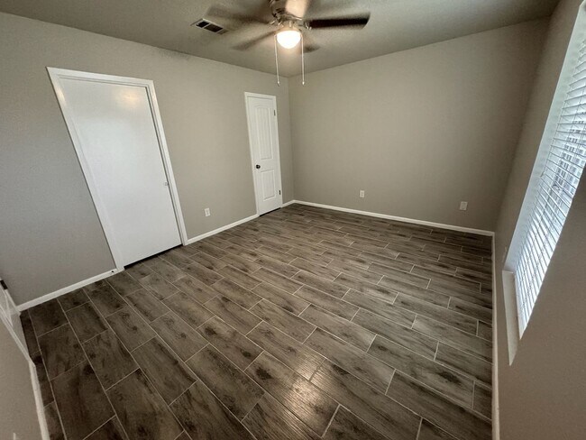 Building Photo - 585 Langham Rd