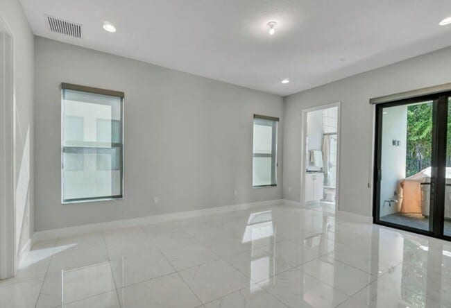 Building Photo - 17081 Five Waters Ave