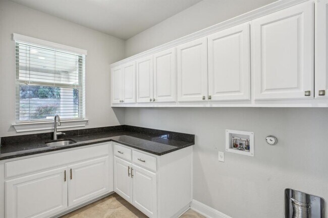 Building Photo - 3501 Venezia View