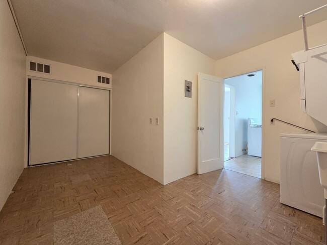 Building Photo - Charming 1-Bedroom Retreat!