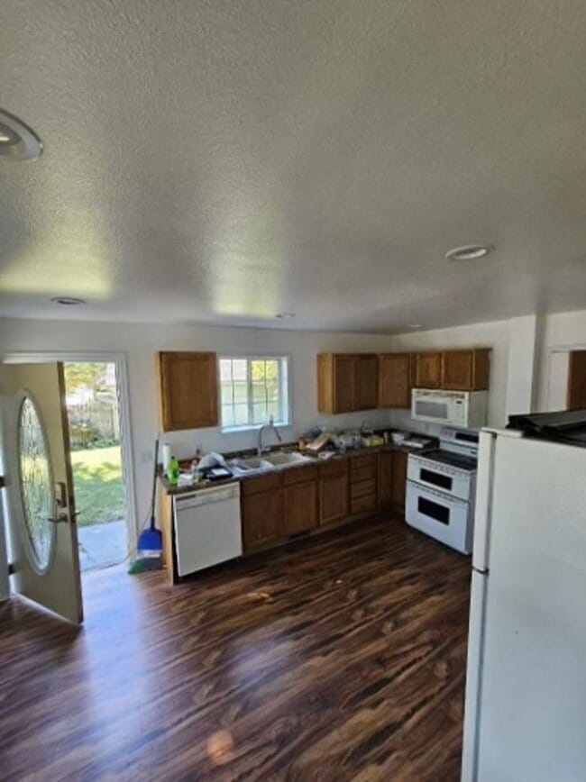 Building Photo - 4 Bed 2 Bath House for Rent