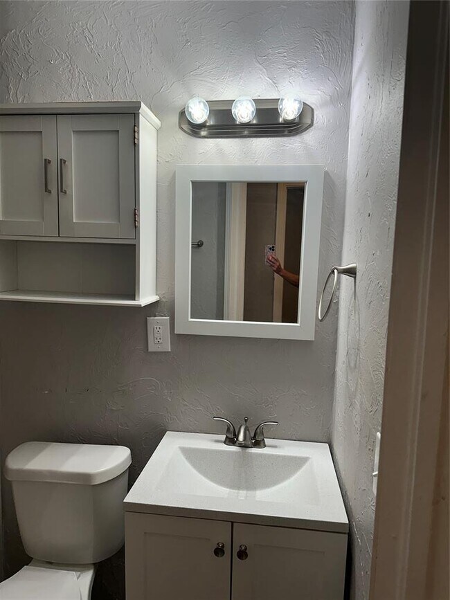 Building Photo - 220 W Jacobs Dr