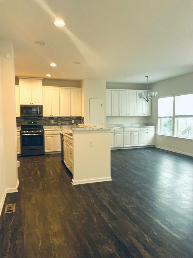 Building Photo - Beautiful 3BR 2.5BA Home w/ Pool & Fitness Access• In-Unit Laundry • Deck in Dublin