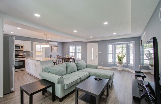 Building Photo - 3330 Kelton St