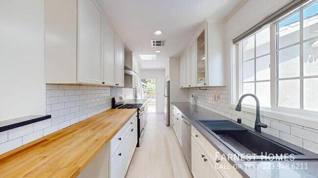 Building Photo - 5844 Vesper Ave