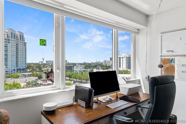 Building Photo - 3000 Holiday Dr