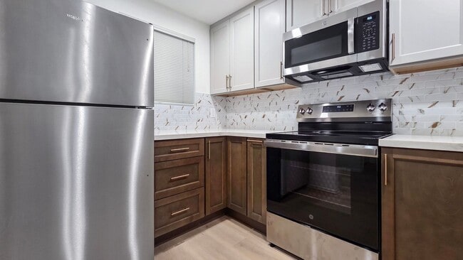 Building Photo - Top-Floor Corner End-Unit with Great Light