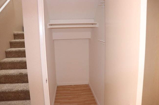 Building Photo - Spacious ALPINE 3 Bedroom 2.5 Bath 2 Story on a Cul De Sac