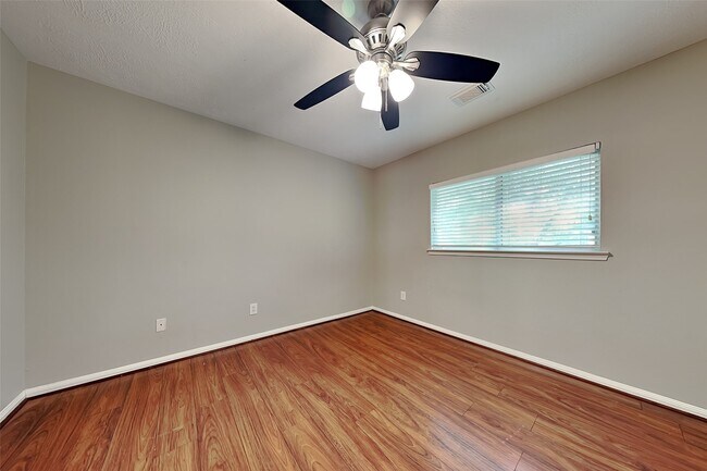 Building Photo - 10 Prairie Oak Dr