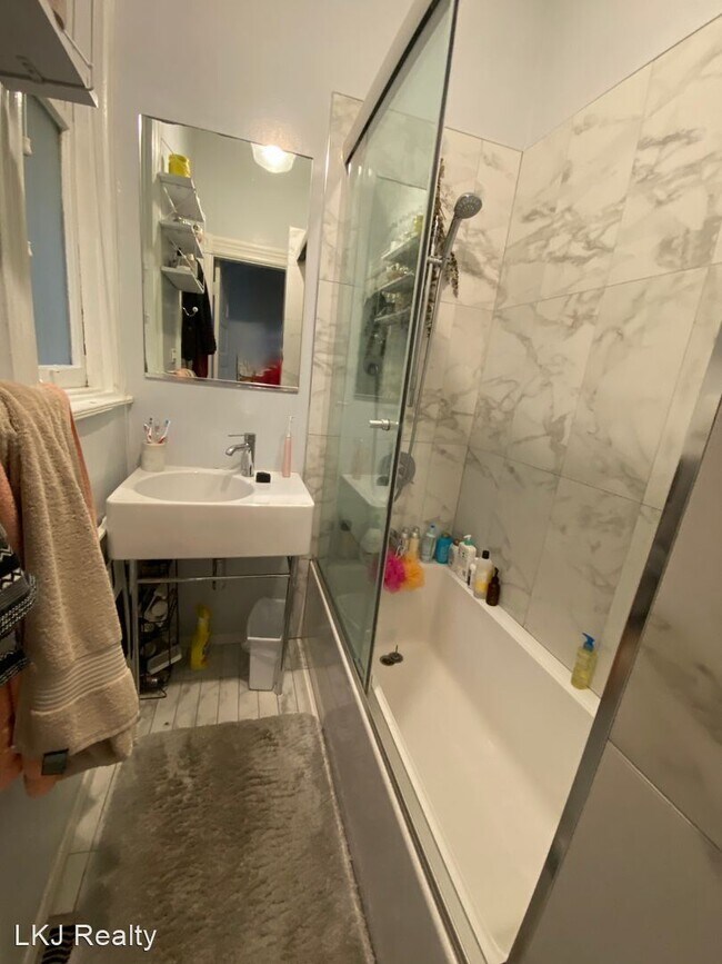 Building Photo - 4 br, 1.5 bath House - 2926 Pine Street