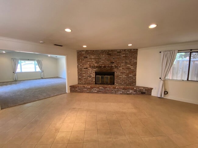 Building Photo - Beautiful Home with a Pool