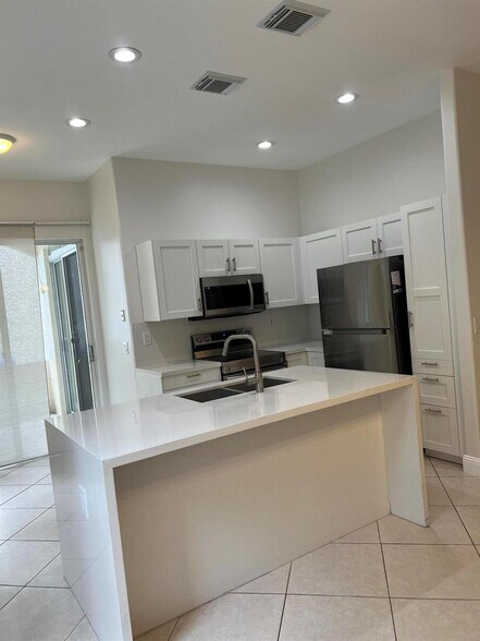 Building Photo - 5076 SW 38th Way