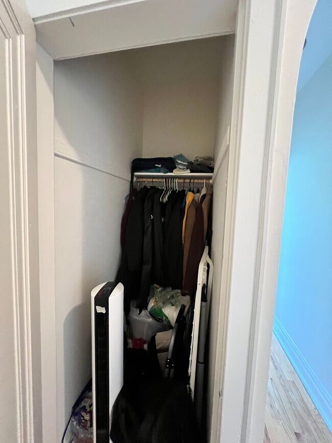 Building Photo - Lovely Renovated 1 BR In North Center