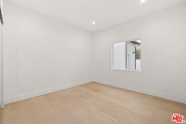 Building Photo - 4824 Saloma Ave