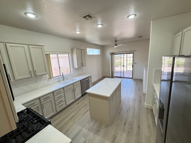 Building Photo - Remodeled 2BD/2BA with Golf & Mountain Vie...