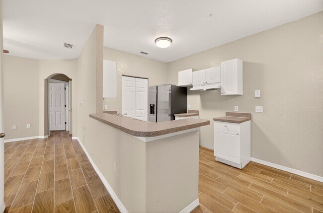 Building Photo - Crescent Place - 16-104