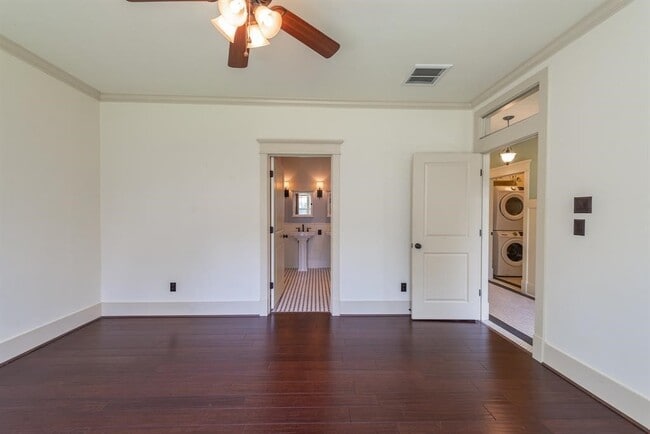 Building Photo - 722 E 25th St