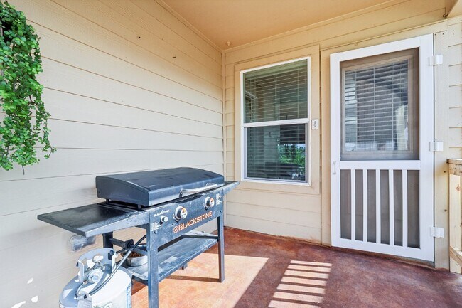 Building Photo - "Charming 4-Bedroom Oasis with custom fini...