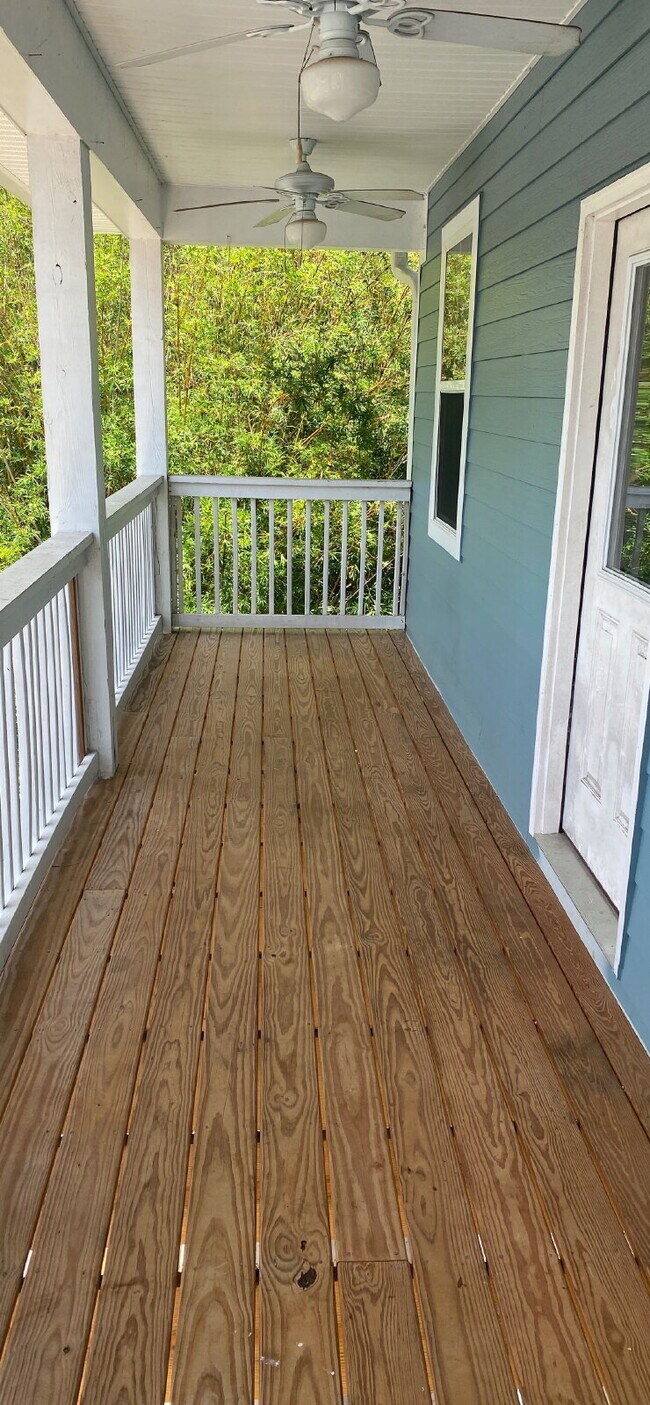 Building Photo - Now Leasing! Spacious 6-Bedroom, 6.5-Bathroom student house just minutes from campus. Only $725/m...