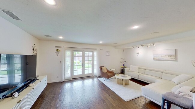 Building Photo - Beautiful Fully Furnished 3 Bedroom + Offi...