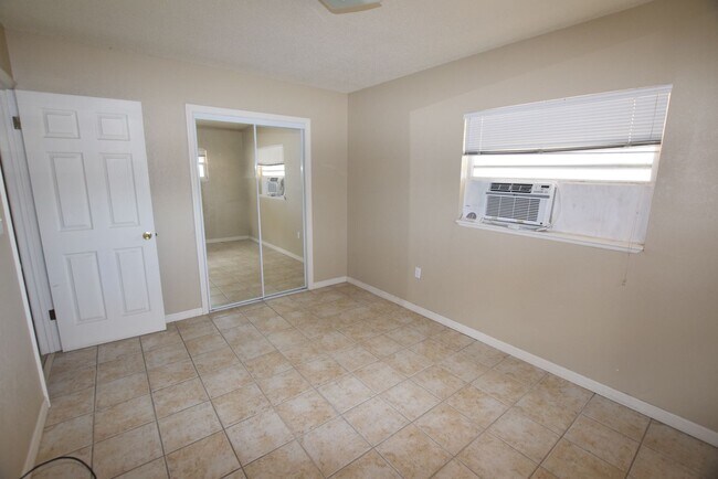 Building Photo - 1031 Royal Palm Ave