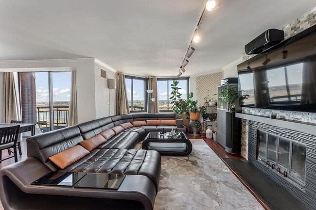 Building Photo - 2110 Harmon Cove Tower