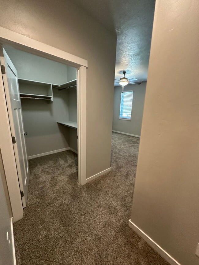 Building Photo - Modern Townhome Near Eagle Greenbelt..3-be...