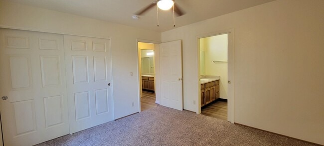 Building Photo - 866 Cally Ct