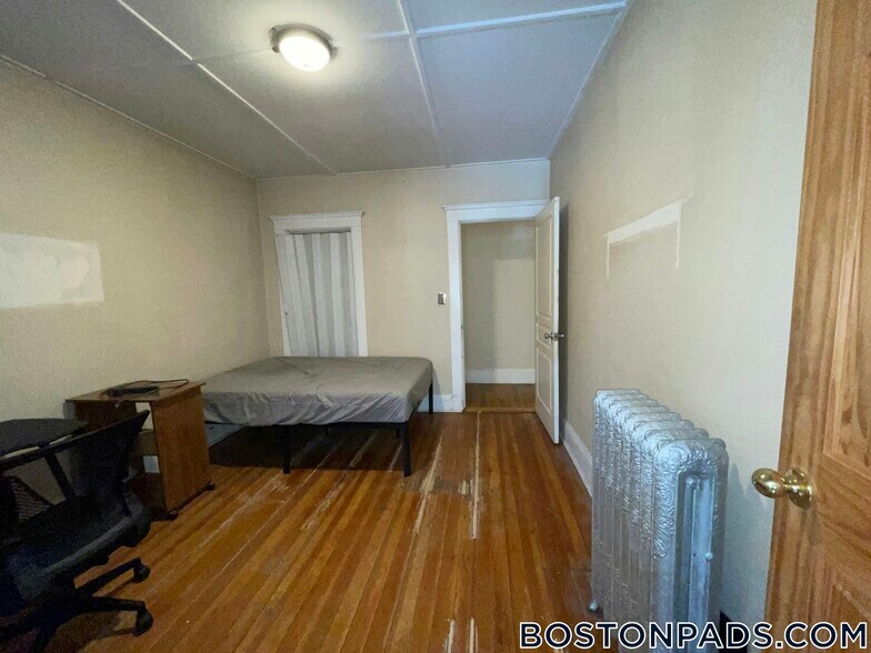 Building Photo - 192 Kelton St