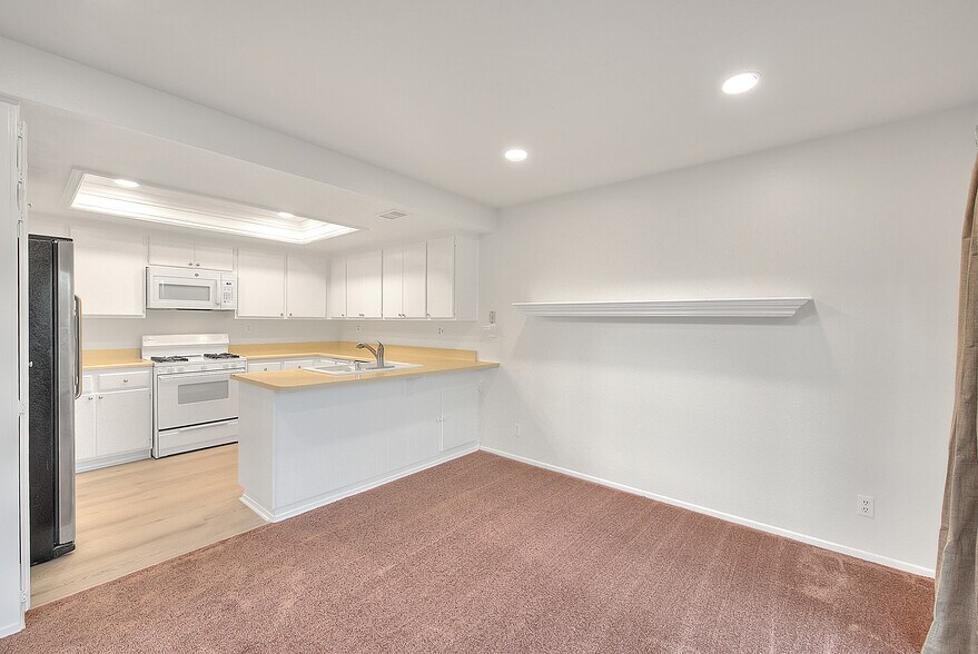 Building Photo - 26222 Fern Glen