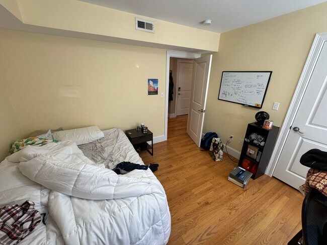 Building Photo - Beautiful 5 bed 2 bath in Cambridge.....