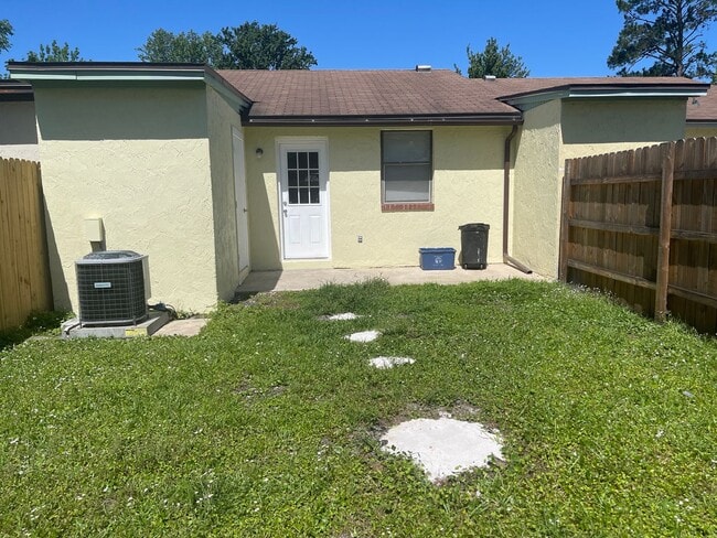Building Photo - 2/1 Townhome close to shopping