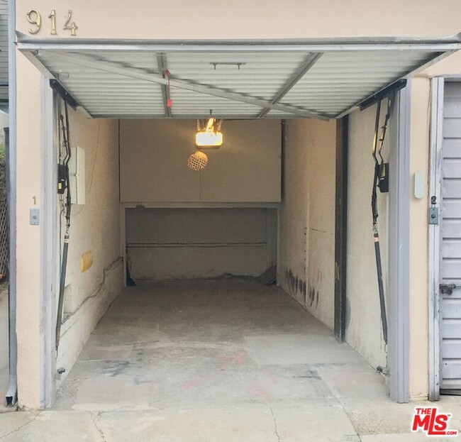 Building Photo - 914 20th St