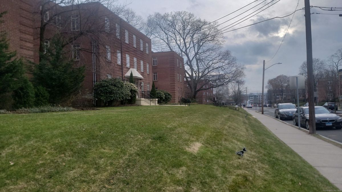 Building Photo - 869 Farmington Ave