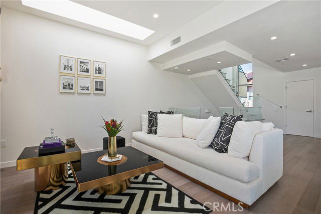 Building Photo - 823 N Fuller Ave