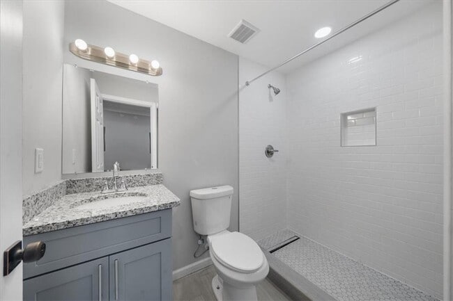 Building Photo - 5399 Northland Dr NE