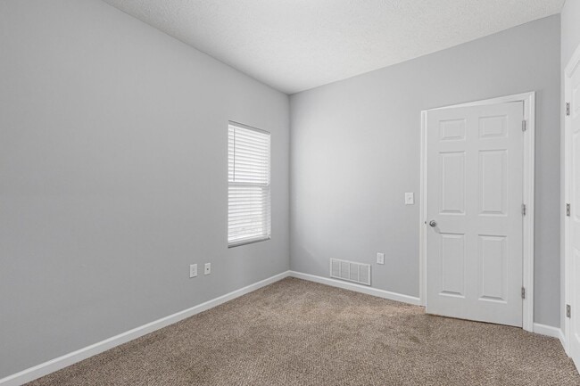 Building Photo - 2 bed 2 bath available