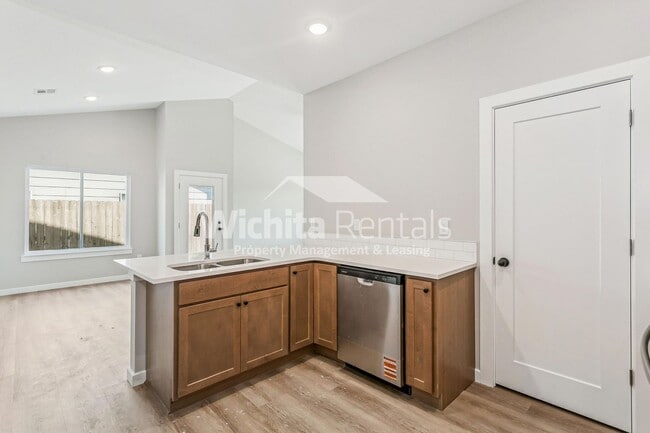 Building Photo - 4 bed / 2 bath - Move in ready!!!
