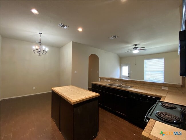 Building Photo - 506 Creekside Cir