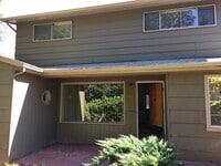 Building Photo - 5 Bedroom House in Southeast Eugene