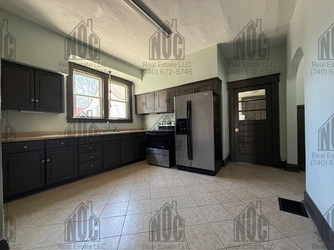 Building Photo - 726 E Main St