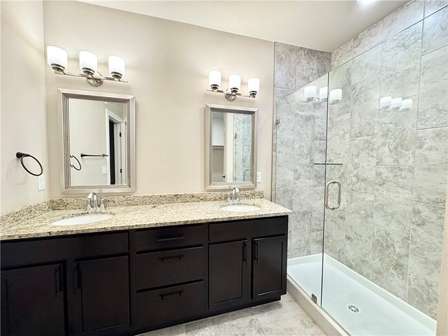 Building Photo - 812 NE Hts Ln