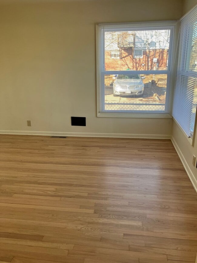 Building Photo - 3 BEDROOM SINGLE FAMILY HOME