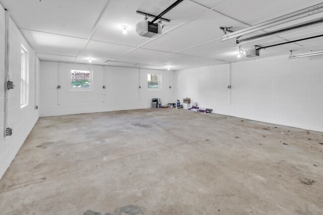 Building Photo - 211 Della Ln