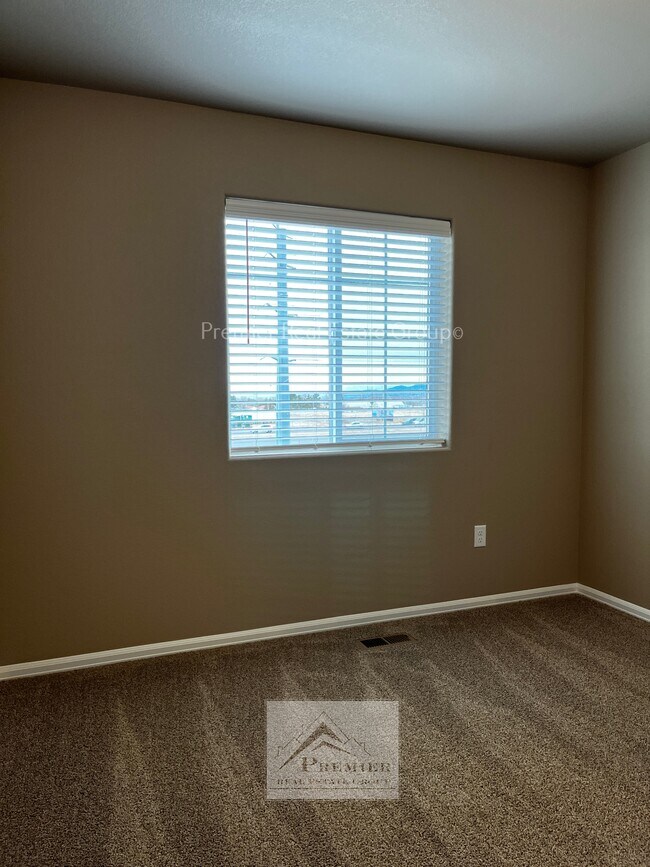 Building Photo - 7863 Sand Lake Heights