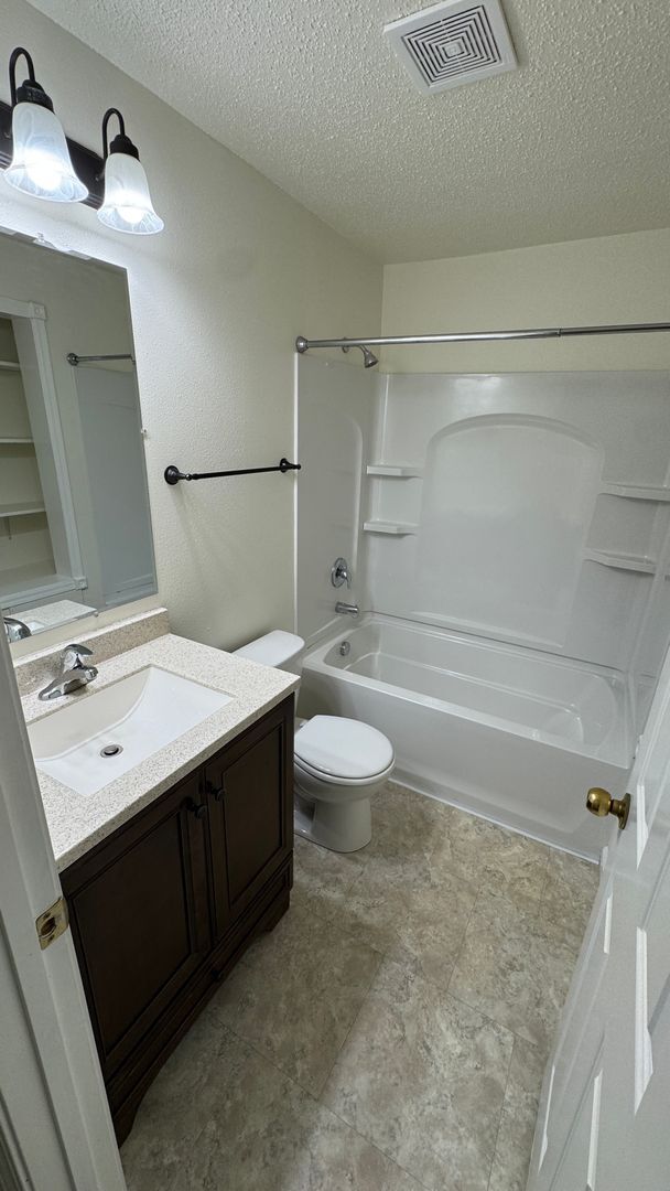 Building Photo - 608 Duplex