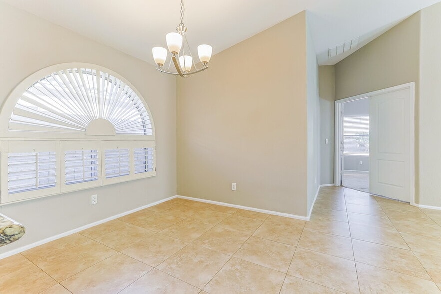 Building Photo - 672 E Lovegrass Dr